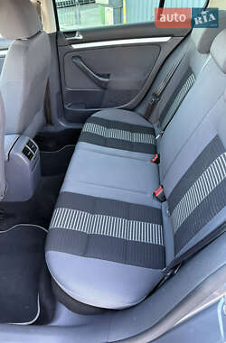 Хэтчбек Volkswagen Golf 2009 в 