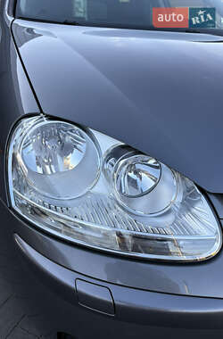 Хэтчбек Volkswagen Golf 2009 в 