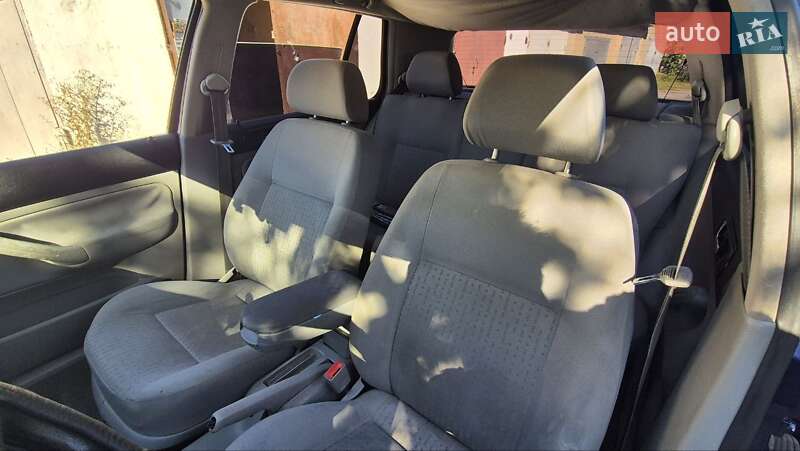 Хетчбек Volkswagen Golf 2002 в Звягелі