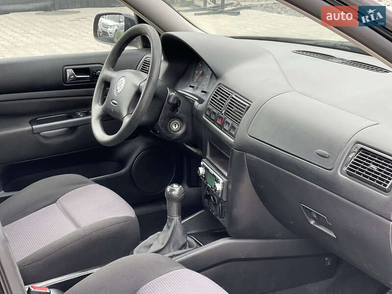 Хетчбек Volkswagen Golf 2001 в Чернівцях