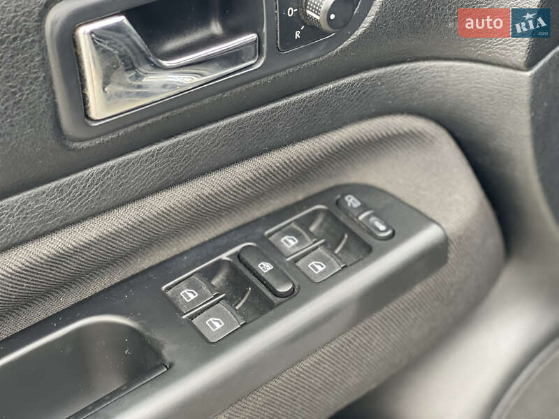 Хетчбек Volkswagen Golf 2001 в Чернівцях