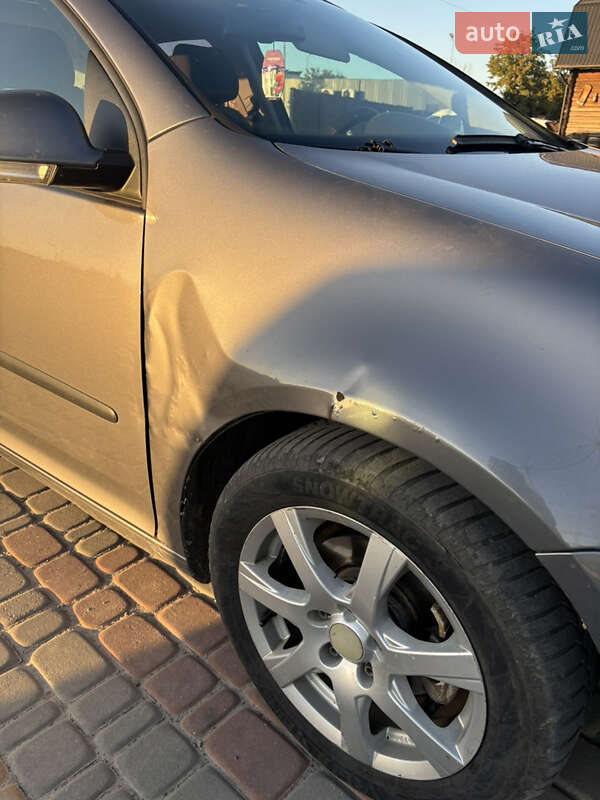 Хэтчбек Volkswagen Golf 2004 в Винниках