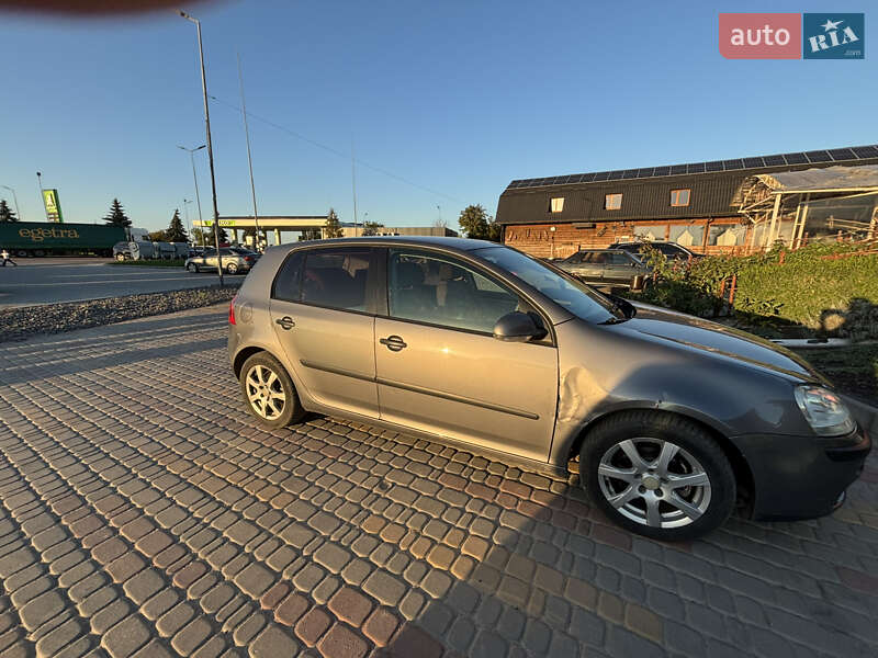 Хэтчбек Volkswagen Golf 2004 в Винниках
