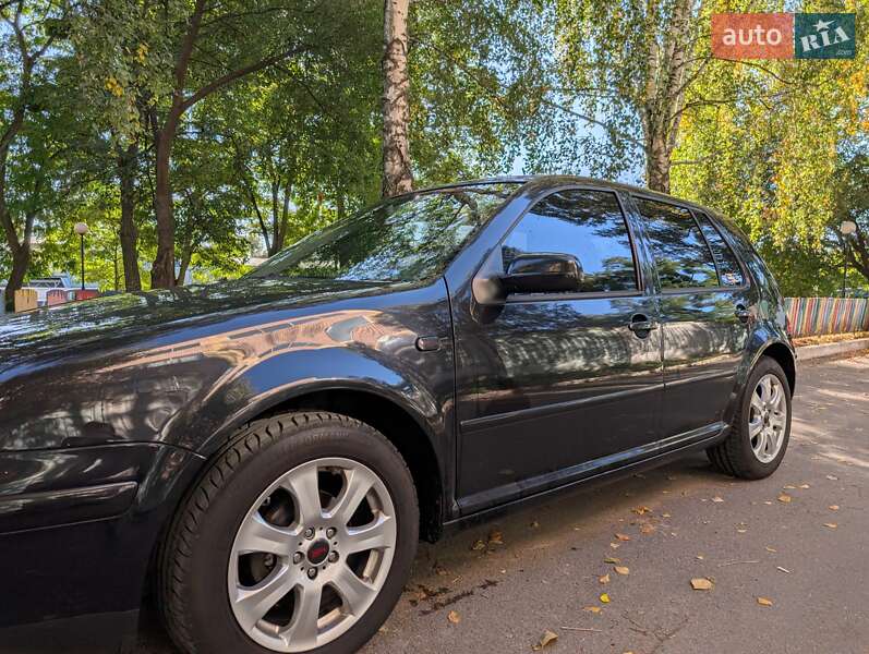 Хетчбек Volkswagen Golf 2002 в Києві