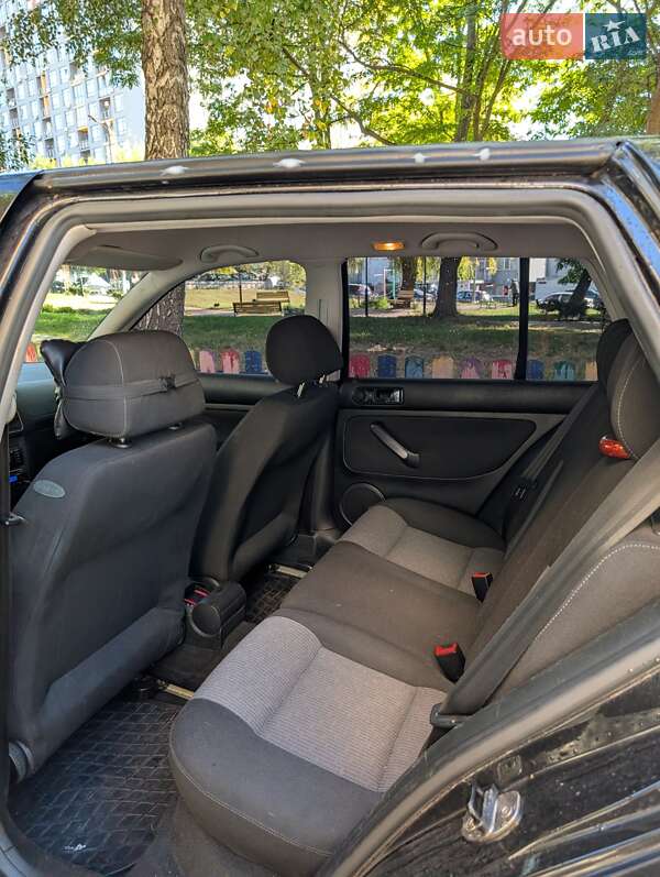 Хетчбек Volkswagen Golf 2002 в Києві