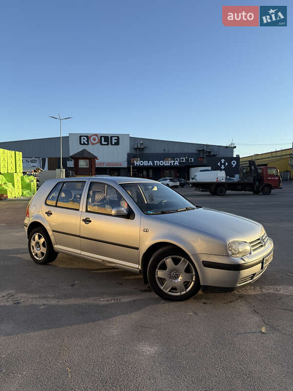 Хетчбек Volkswagen Golf 2001 в Житомирі