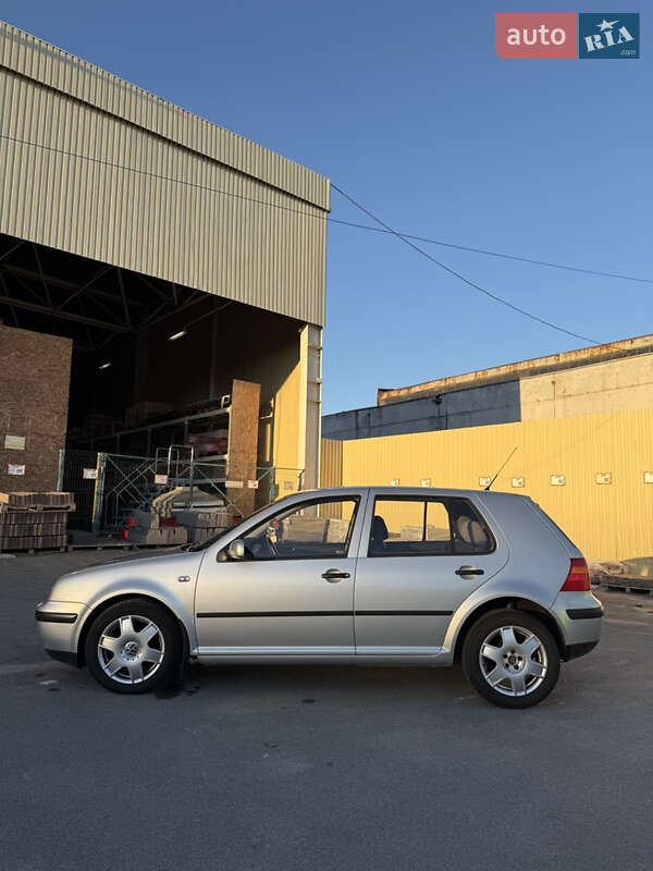 Хетчбек Volkswagen Golf 2001 в Житомирі