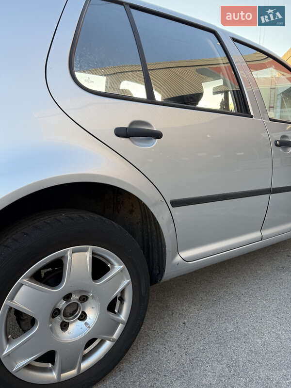 Хетчбек Volkswagen Golf 2001 в Житомирі