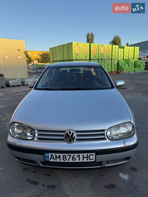 Хетчбек Volkswagen Golf 2001 в Житомирі
