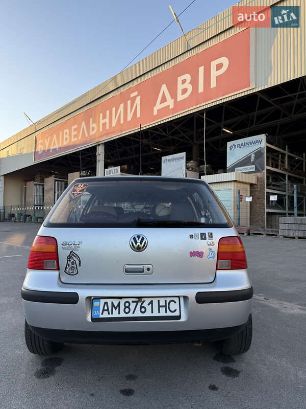 Хетчбек Volkswagen Golf 2001 в Житомирі