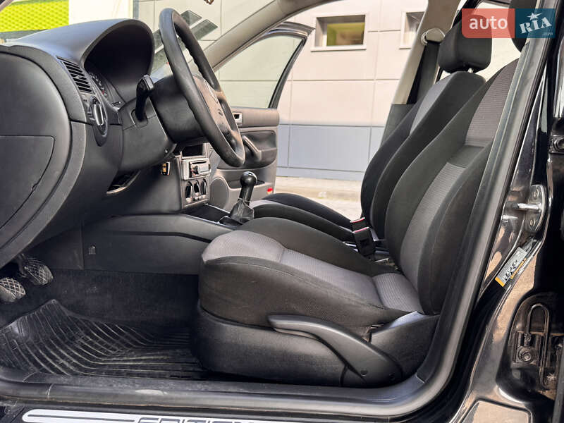 Універсал Volkswagen Golf 2001 в Дрогобичі