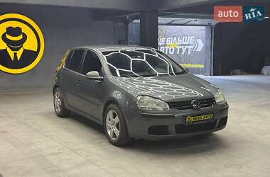 Хэтчбек Volkswagen Golf 2004 в Черновцах