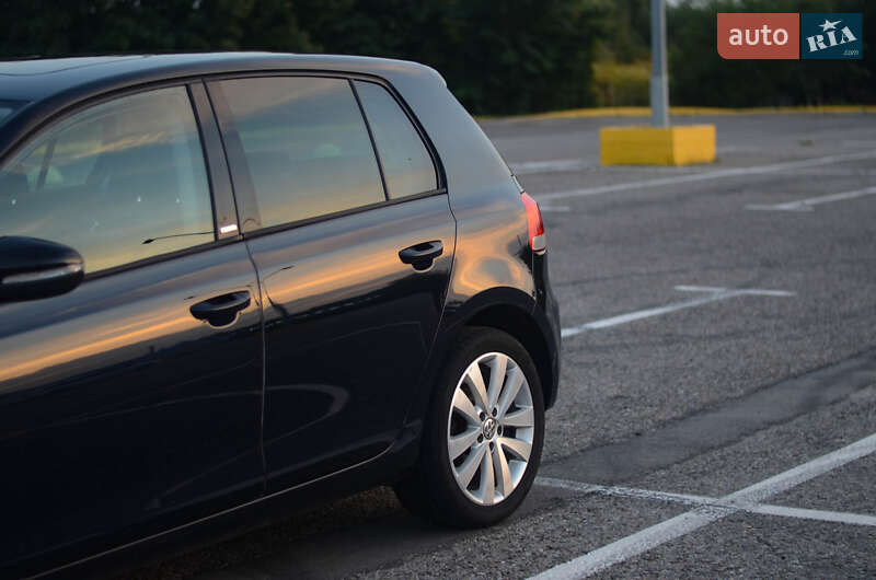 Хэтчбек Volkswagen Golf 2011 в Черновцах