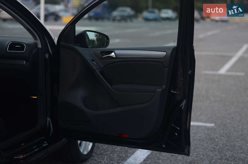 Хэтчбек Volkswagen Golf 2011 в Черновцах