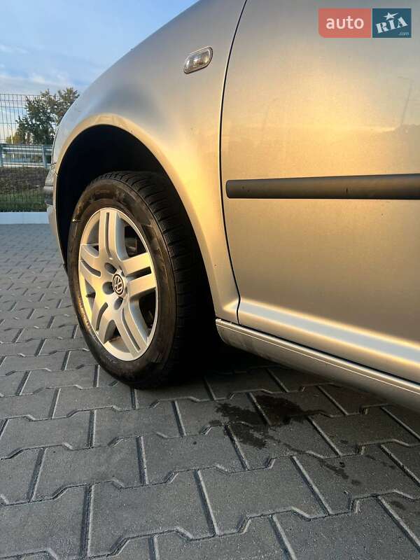 Хэтчбек Volkswagen Golf 2002 в Киеве