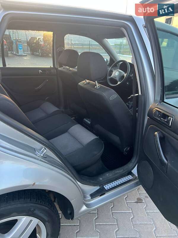 Хэтчбек Volkswagen Golf 2002 в Киеве