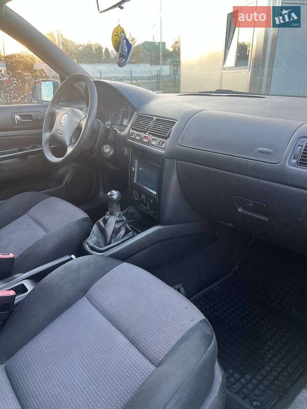 Хэтчбек Volkswagen Golf 2002 в Киеве