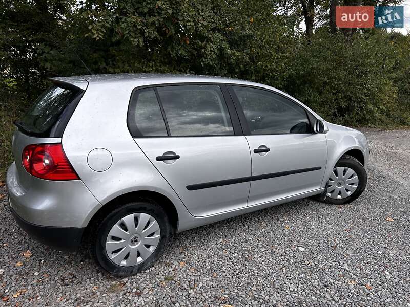 Хетчбек Volkswagen Golf 2005 в Львові