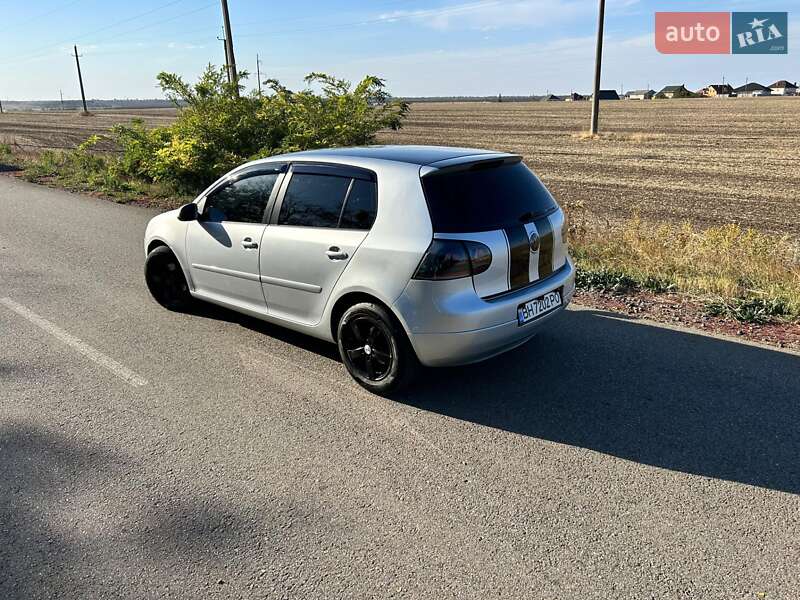 Хэтчбек Volkswagen Golf 2004 в Доброславе