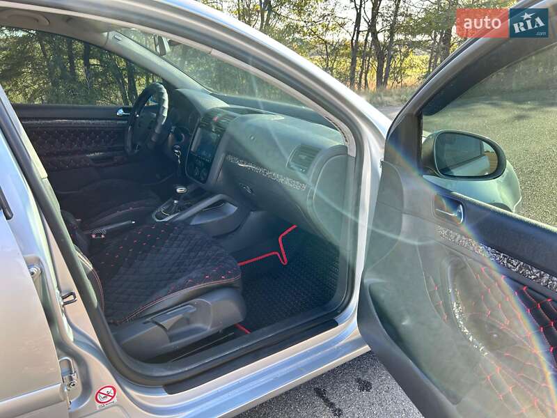 Хэтчбек Volkswagen Golf 2004 в Доброславе