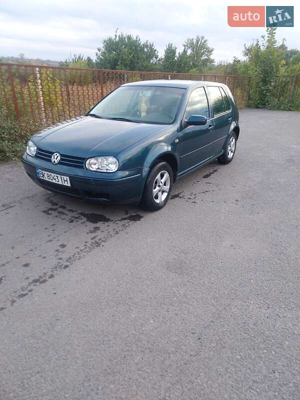 Хэтчбек Volkswagen Golf 2002 в Градижске