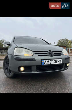 Хэтчбек Volkswagen Golf 2004 в На Новой Боровой