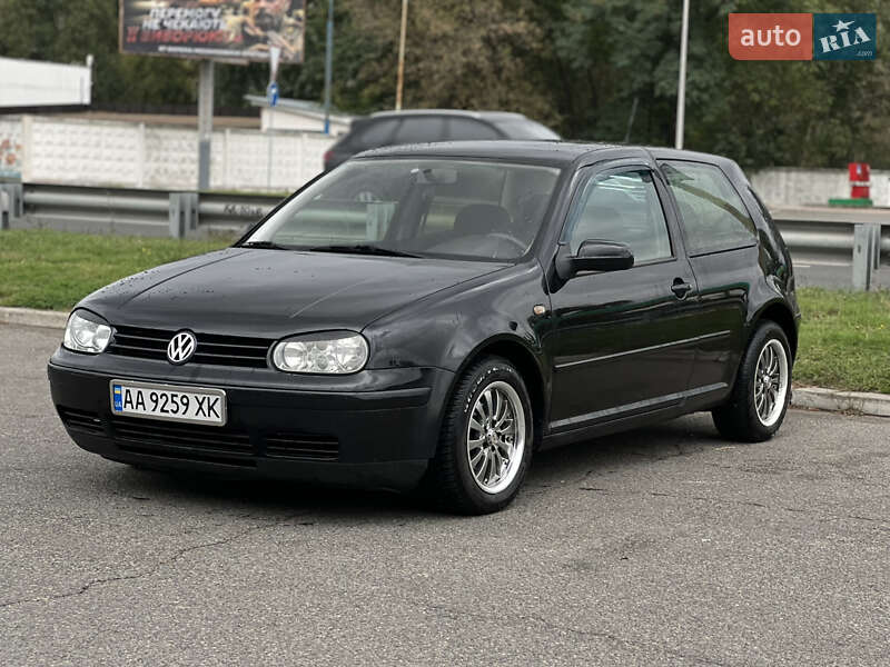 Хэтчбек Volkswagen Golf 1998 в 