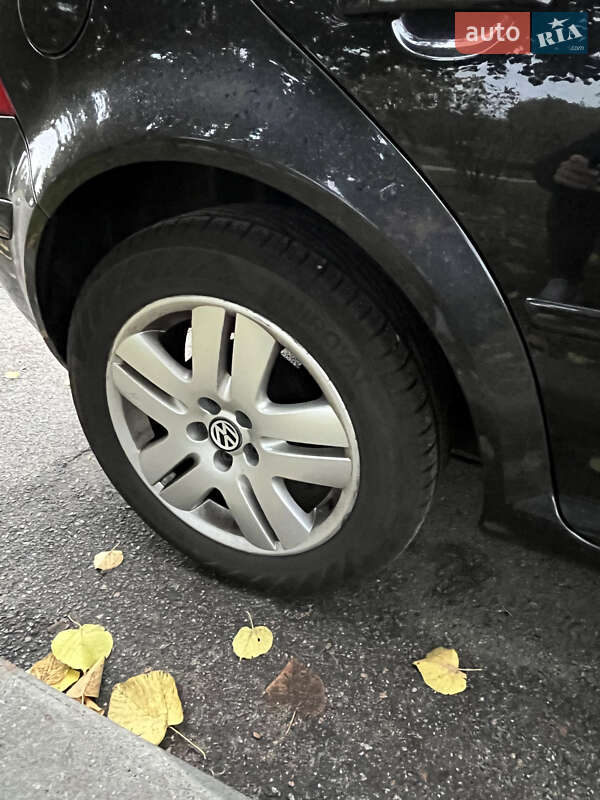 Хетчбек Volkswagen Golf 2003 в Києві