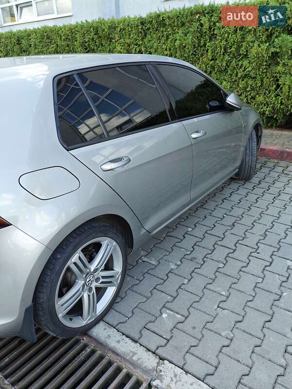 Хэтчбек Volkswagen Golf 2016 в Ужгороде