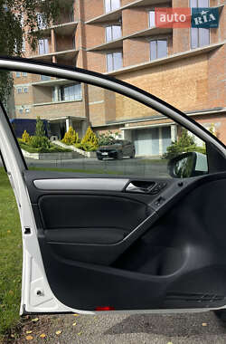 Хэтчбек Volkswagen Golf 2009 в 