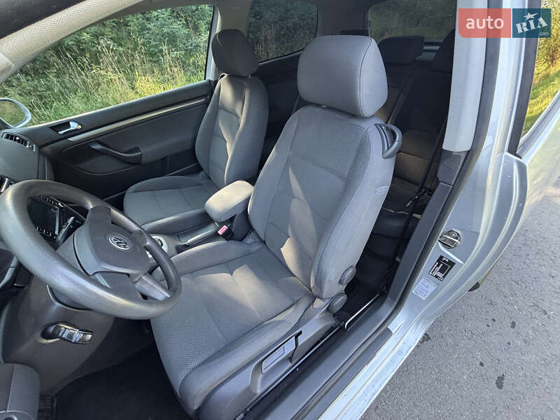 Хэтчбек Volkswagen Golf 2004 в Надворной