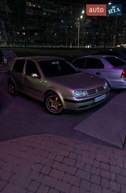 Хэтчбек Volkswagen Golf 2002 в Киеве