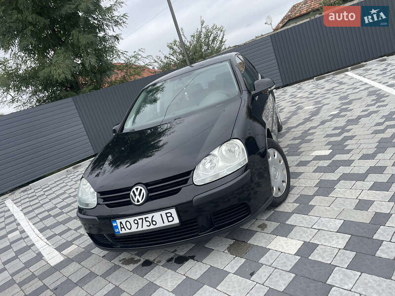 Хетчбек Volkswagen Golf 2004 в Великих Лучках