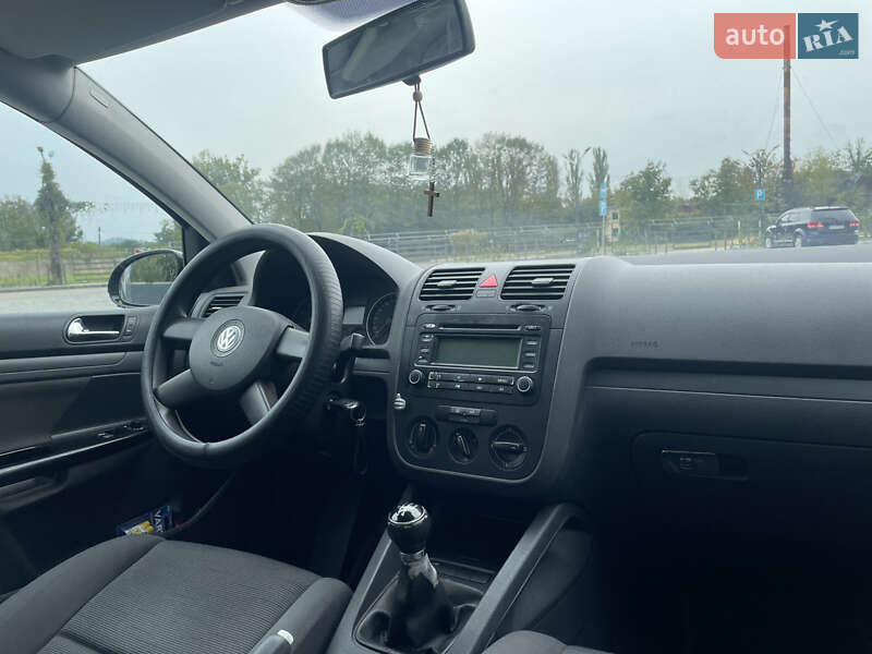 Хетчбек Volkswagen Golf 2004 в Великих Лучках