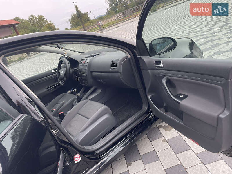 Хетчбек Volkswagen Golf 2004 в Великих Лучках