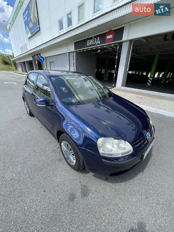 Хетчбек Volkswagen Golf 2005 в Києві