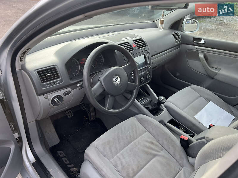 Хэтчбек Volkswagen Golf 2003 в Ровно