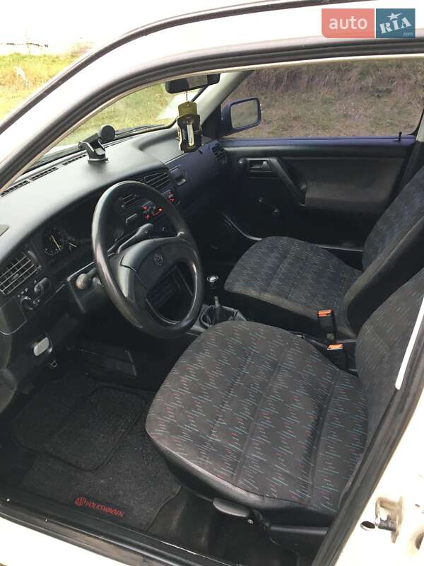 Хэтчбек Volkswagen Golf 1993 в Ковеле