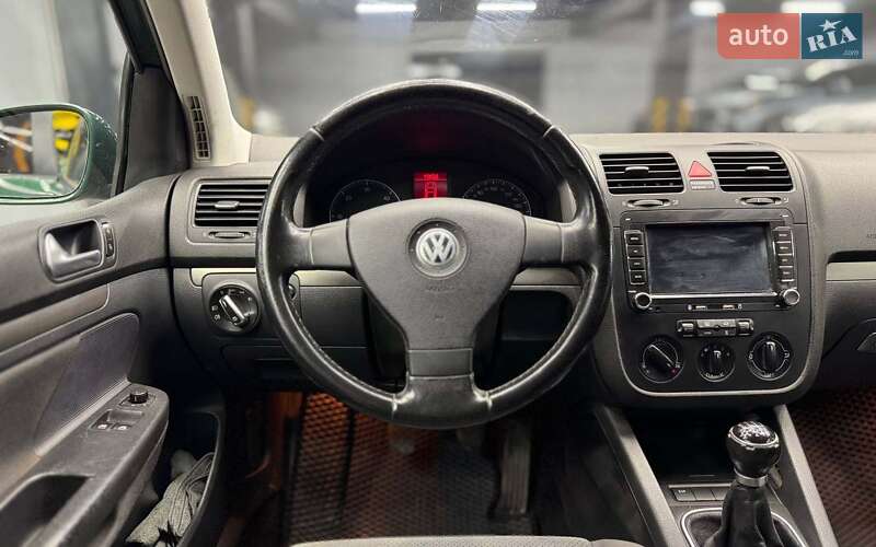 Хетчбек Volkswagen Golf 2006 в Чернівцях