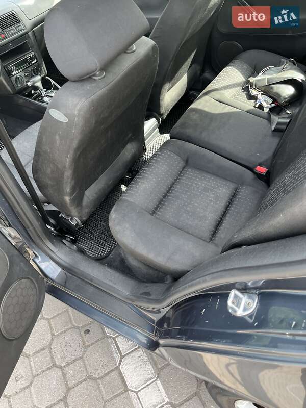 Хетчбек Volkswagen Golf 2001 в Запоріжжі