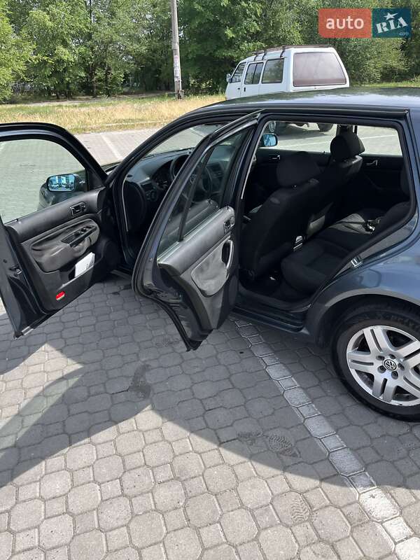 Хетчбек Volkswagen Golf 2001 в Запоріжжі