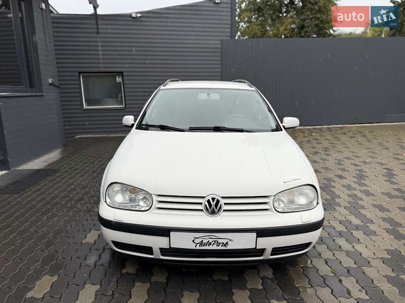 Універсал Volkswagen Golf 2001 в Чернівцях