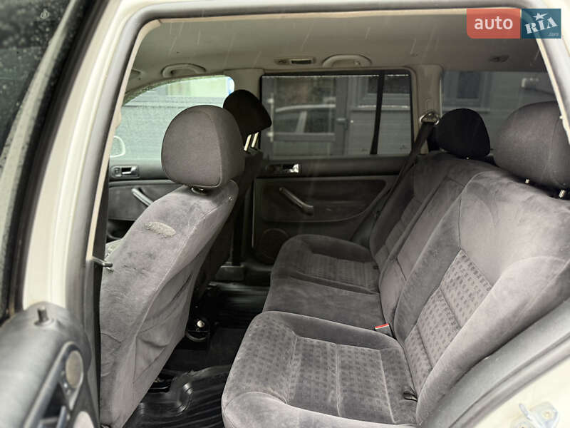 Універсал Volkswagen Golf 2001 в Чернівцях