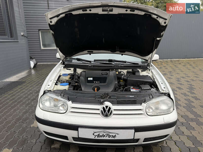 Універсал Volkswagen Golf 2001 в Чернівцях