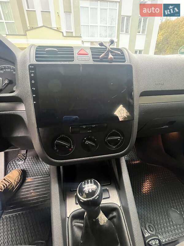 Хэтчбек Volkswagen Golf 2004 в Ромнах