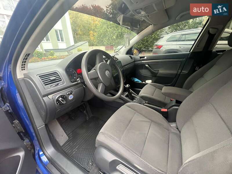 Хэтчбек Volkswagen Golf 2004 в Ромнах