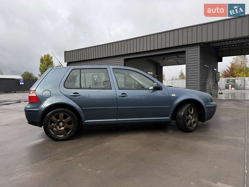 Хетчбек Volkswagen Golf 2003 в Києві