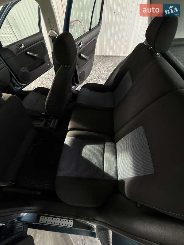 Хетчбек Volkswagen Golf 2003 в Києві