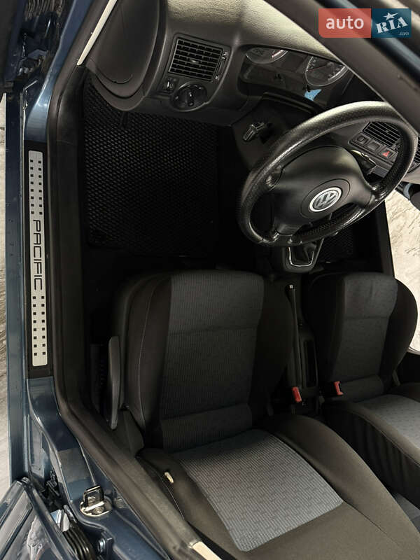 Хетчбек Volkswagen Golf 2003 в Києві