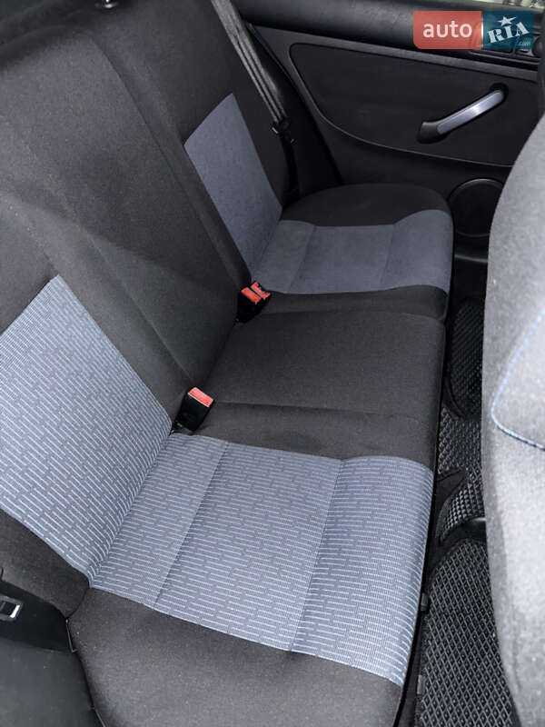 Хетчбек Volkswagen Golf 2003 в Києві